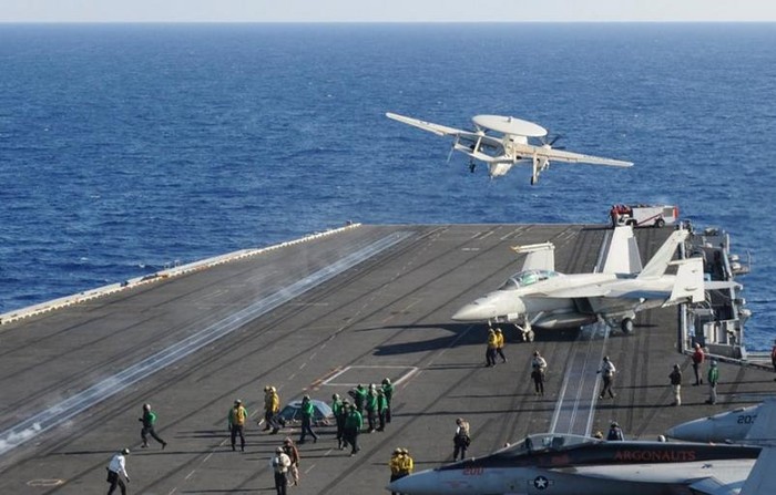 Máy bay cảnh báo sớm E-2C của tàu sân bay động cơ hạt nhân USS Nimitz CVN 68 trên Biển Đông tháng 5 năm 2013.